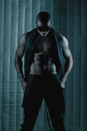 Chris Brown - Graffiti - 8