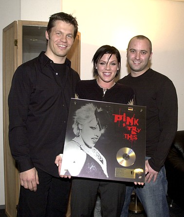 P!nk bekommt von Frank Briegmann und Stefan Göbel Platin für Try This überreicht.