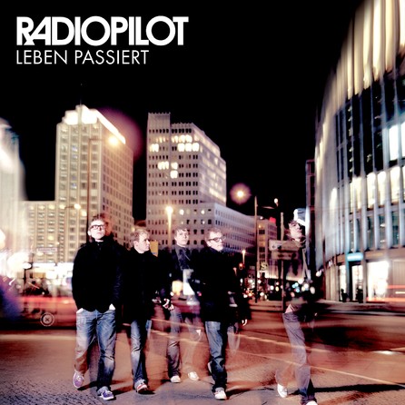Radiopilot - Leben passiert - Cover